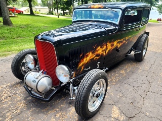 left front 1932 Ford Sedan
